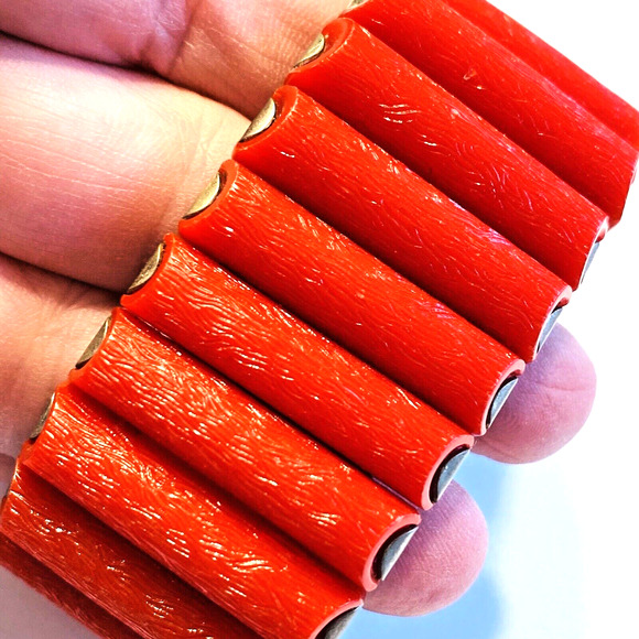 Vintage Mid Century Accordion Bracelet OS Goldtone & Textured Red Hard Plastic - Picture 4 of 10